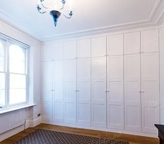 Распашной шкаф с патинированными фасадами D295