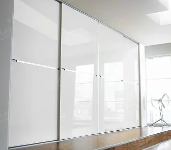 Встроенный белый шкаф-купе, глянец D310