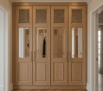 Встроенный шкаф из натурального ясеня с зеркалами и резным декором