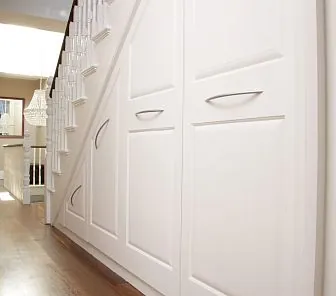 Вместительный шкаф встроенный под лестницу «классика» S127