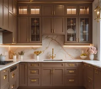 Элегантная кухня в стиле transitional в тёплом оттенке мокко