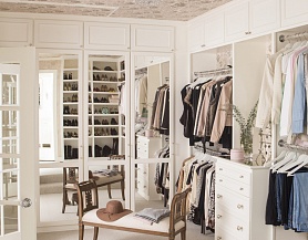 Вместительная гардеробная комната белого цвета  G214