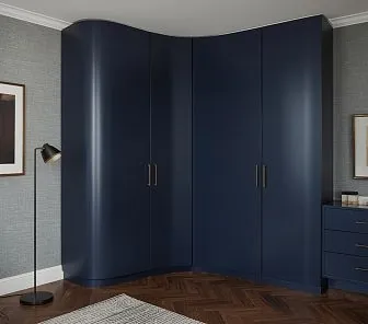 Радиусный шкаф в цвете глубокий синий с медными ручками