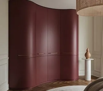 Радиусный шкаф в бордовом цвете с золотыми ручками