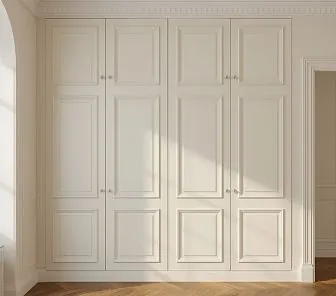Встроенный шкаф с четырьмя распашными фасадами в классическом стиле