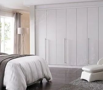 Белый распашной шкаф в нишу RF195