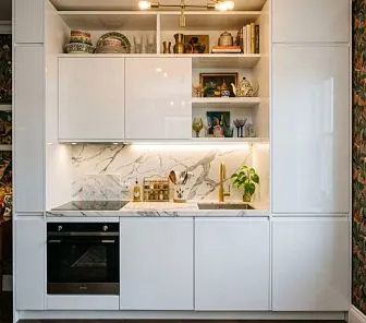 Прямая белая глянцевая кухня в современном стиле с открытыми нишами