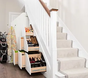 Классический шкаф под лестницей с выдвижными обувницами S119