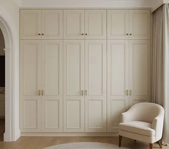 Встроенный шкаф от пола до потолка в классическом стиле