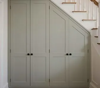 Подлестничный шкаф в пастельно-зелёном цвете