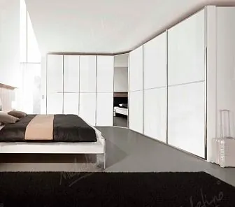 Большой шкаф до потолка, встроенный в угол спальни CS216